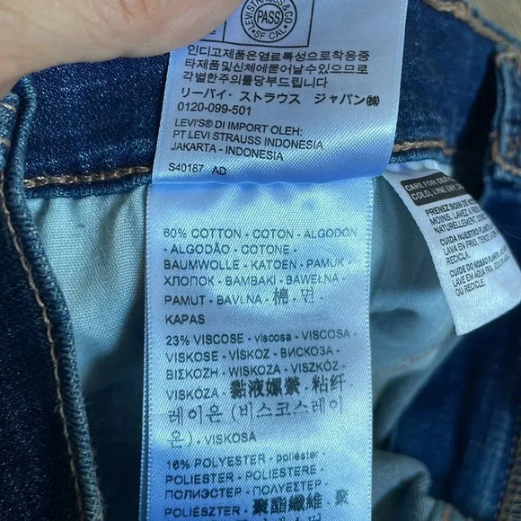 Levi’s mid length shorts Womens size 32 Medium wash Cuffed Denim - Picture 12 of 13